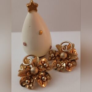 Beaujewels Vtg Floral Clip Earrings